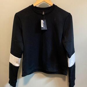 Onzie Flow Blocked Crew sweatshirt. S/M. Black and white.